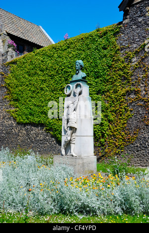 Edith Cavell memorial outside Norwich Cathedral. Edith Cavell was a British nurse and humanitarian who helped casualties from al Stock Photo