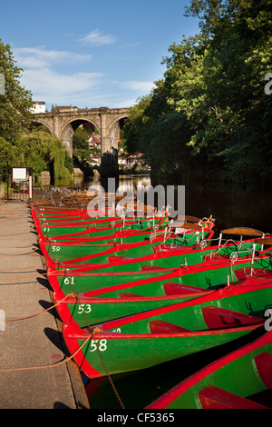 Rowing boats for hire on the River Nidd. The Knaresborough Viaduct, built in 1851 to carry Victorian rail traffic over the Nidd Stock Photo