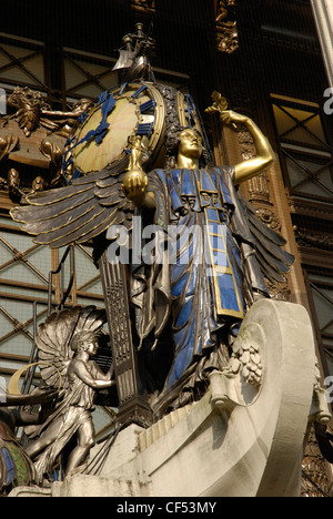 Close up of the Queen of Time statue and clock above the entrance to Selfridges department store. Stock Photo