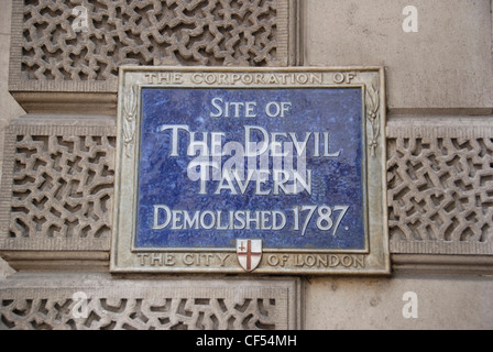 Blue City of London Corporation plaque marking the site of the demolished Devil Tavern in Fleet Street. Stock Photo