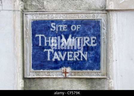 Blue City of London Corporation plaque marking the site of the former Mitre Tavern pub in Fleet Street. Stock Photo