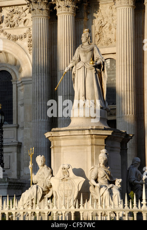 The Queen Anne memorial statue in front of the western entrance to St Pauls Cathedral.