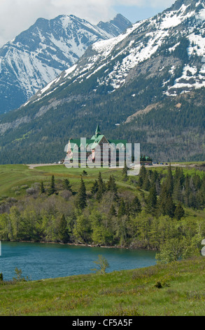 Canada, Alberta, Prince of Wales Hotel at Waterton Lakes National Park in valley below Rocky Mountains Stock Photo
