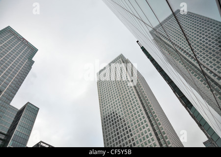 Looking up at the skyscrapers in Canary Wharf, home to the three tallest buildings in the UK, One Canada Square (Canary Wharf To Stock Photo