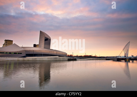 Imperial War Museum North (IWM North) in a spectacular building designed by Daniel Libeskind and the Lowry Bridge at Salford Qua Stock Photo