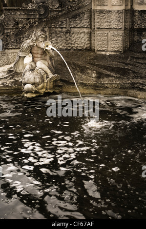 The formal loggia fountain based on the Trevi fountain in Rome in the gardens at Hever Castle. Stock Photo