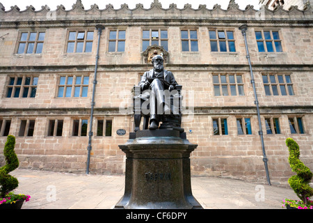 Charles Darwin Statue, first unveiled in 1897, outside Shrewsbury Library, once Shrewsbury school at which Darwin was a pupil. Stock Photo