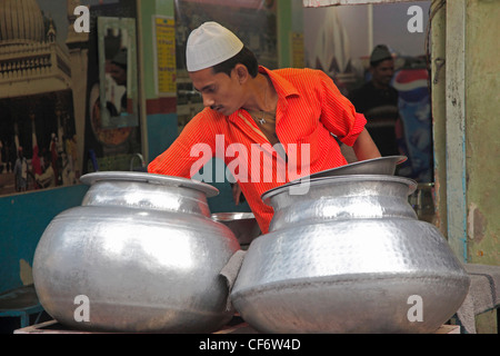 India, Delhi, Nizamuddin area, street food stall, cook, Stock Photo