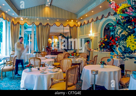 France, Paris, Inside French Restaurant 'Le Bristol', Haute Cuisine, Luxury 'Hotel Le Bristol palace', Terrace, Dining Room with Tables, luxury dining setting, hotel table cloth Stock Photo