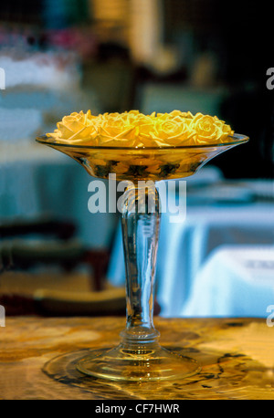 https://l450v.alamy.com/450v/cf7hwr/france-paris-fancy-french-restaurant-le-v-le-cinq-haute-cuisine-interior-cf7hwr.jpg