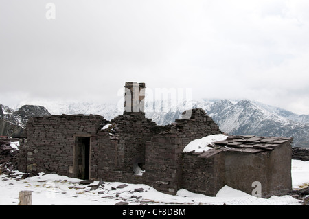Derelict buildings and waste slate in the disused quarry at Dinorwig overlooking Llyn Peris. Stock Photo