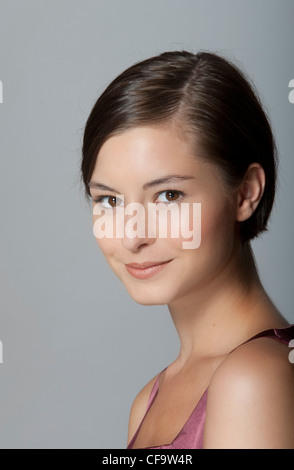 Step by Step Make Up Female short brunette hair, wearing a mauve top