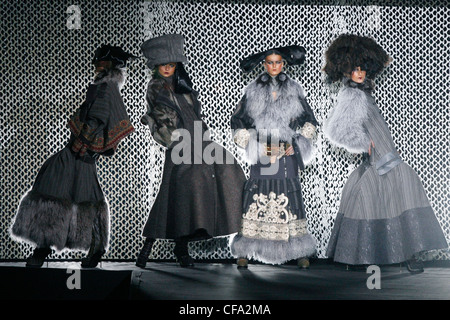 John Galliano Paris Ready to Wear Autumn Winter Back of model finger waved  hair, wearing fluffy beret hat and Italian newspaper Stock Photo - Alamy