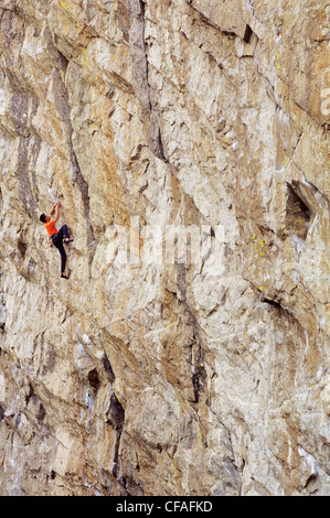 Man climbing Salvation, at Doctor's Wall. Skaha Bluffs. Penticton, British Columbia, Canada. Stock Photo