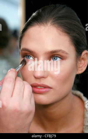 Missoni Milan Backstage Spring Summer Model Bianca Balti brunette hair off face wearing copper eyeshadow having concealer Stock Photo