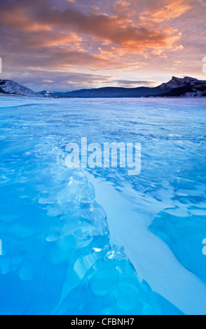 Abraham Lake in winter at Windy Point, Kootenay Plains, Bighorn Wildland, Alberta, Canada Stock Photo