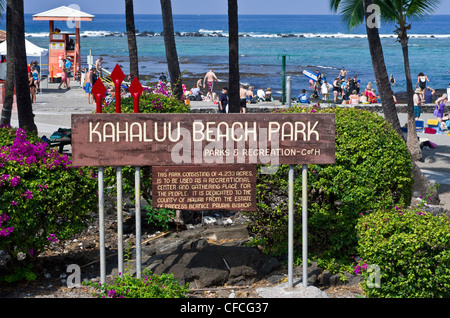 USA, Hawaii, Kailua-Kona. Kahalu'u Beach Park sign fronts beach. Stock Photo