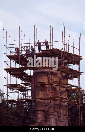 Kyiv, Ukraine, 1991. Ukrainian workmen on scaffolding surrounding a 30-foot (8.9 m) statue of Vladimir Lenin.  The granite statue stood overlooking what was October Revolution Square during the Soviet times.  After Ukrainian Independence and the end of the Soviet Union in 1991, the Square on Khreshchatyk street in central Kyiv was renamed Independence Square and the statue removed from the square in 1991. Stock Photo