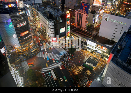 Crowds crossing the famous Shibuya Crossing. Shibuya, Tokyo, Japan Stock Photo