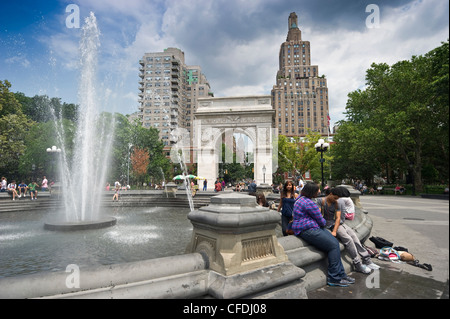 Central Fountain with Washington Square Arch in background, Washington Square Park, Manhattan, New York City, New York, USA Stock Photo