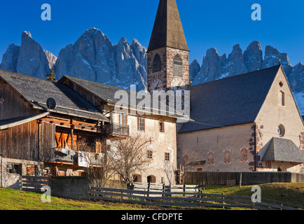 Church of St. Magdalena, Geisler mountains in the background, Villnoss valley, Dolomites, South Tyrol, Italy Stock Photo