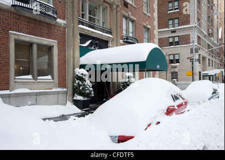 Cars buried in snow on Park Avenue after a blizzard in New York City, New York State, United States of America, Stock Photo