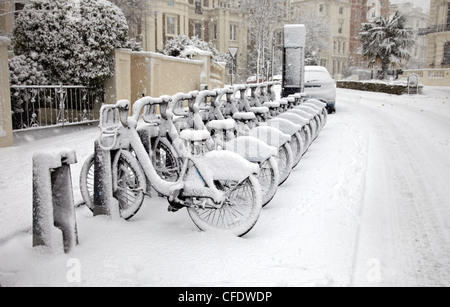 Rows of hire bikes in snow, Notting Hill, London, England, United Kingdom, Europe Stock Photo