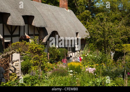 Warwickshire, Stratford on Avon, Shottery, visitors in Anne Hathaway’s cottage garden