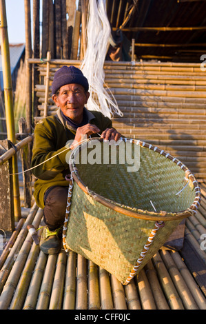 Old man from the Apdavani tribe binding a basket, Ziro, Arunachal Pradesh, Northeast India, India, Asia Stock Photo