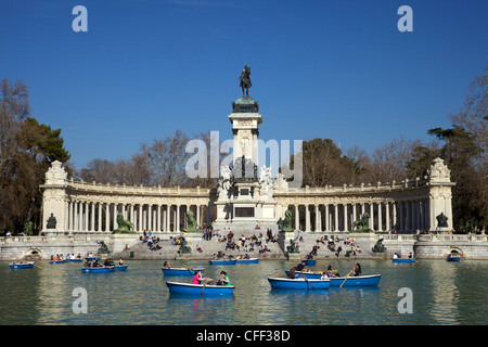 Visitors and tourists enjoy the boating lake in spring sunshine, Retiro Park, Madrid, Spain, Europe Stock Photo