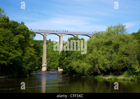 Barge and pedestrians on the Pontcysyllte Aqueduct, crossing River Dee near Llangollen, Wales, UK Stock Photo