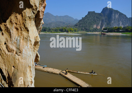 Bamboo footbridge, Buddha statues, Pak Ou caves, Mekong river, north of Luang Prabang, Laos Stock Photo