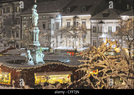 Christmas market on Walther square in the evening, Bolzano, Alto Adige, South Tyrol, Italy, Europe Stock Photo