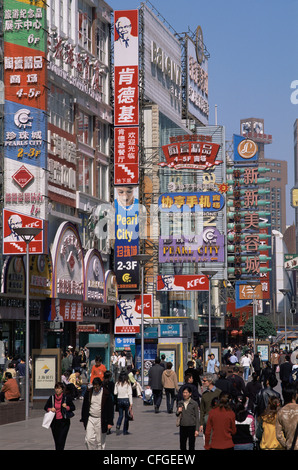 China, Shanghai, Nanjing Road, Pedestrianised Shopping Street Stock Photo