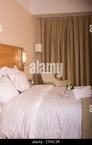 King sized bed in a luxury hotel room Stock Photo