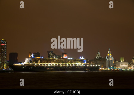 The Cunard Cruise Liner 'Queen Mary 2 ' in Liverpool Stock Photo
