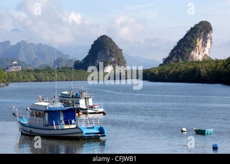 Stunning karst formations near Krabi (Thailand). Formations karstiques originales près de Krabi (Thaïlande). Stock Photo