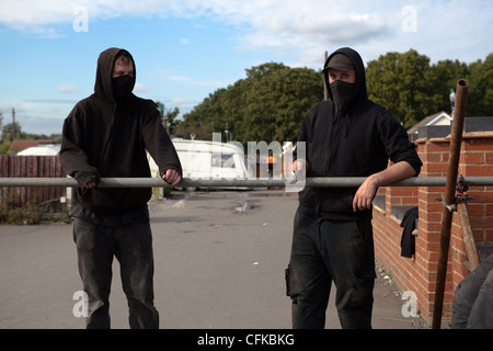 DALE FARM, BASILDON, ESSEX, UK, 19/09/2011. Activists erecting scaffold barriers in preparation of expected siege. Stock Photo