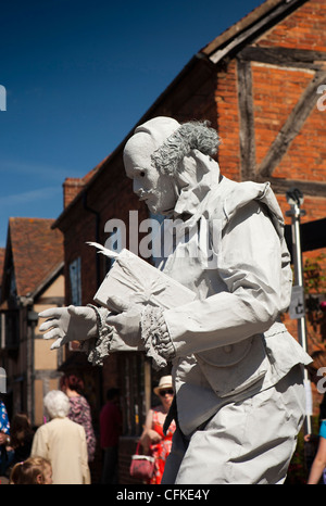 Warwickshire, Stratford on Avon, Henley Street, Shakespeare’s Ghost busker posing for picture Stock Photo