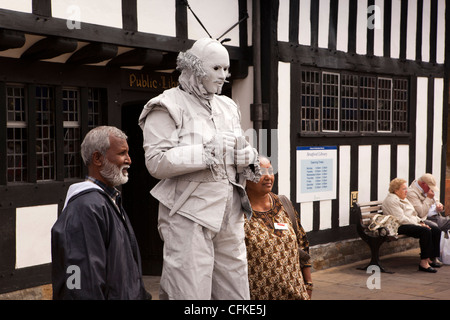 Warwickshire, Stratford on Avon, Henley Street, tourists from India posing with Shakespeare’s Ghost busker Stock Photo