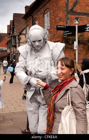 Warwickshire, Stratford on Avon, Henley Street, tourist posing with Shakespeare’s Ghost busker Stock Photo
