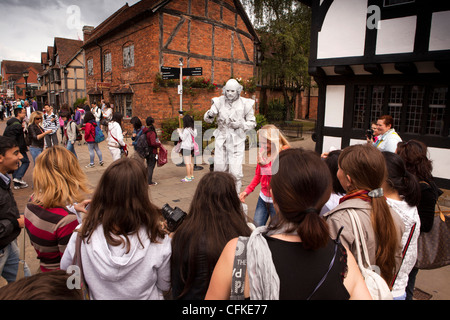Warwickshire, Stratford on Avon, Henley Street, Shakespeare’s Ghost busker entertaining tourists Stock Photo