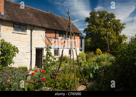 Warwickshire, Wilmcote, Mary Arden’s house, Palmer’s Farm cottage garden Stock Photo