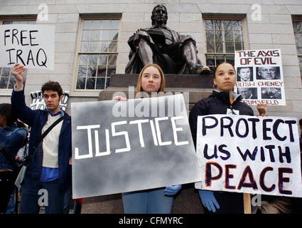 Students demonstrate in front the the John Harvard statue in Harvard Yard, Cambridge, Massachusetts Stock Photo