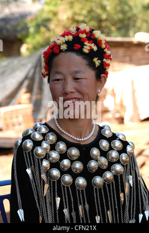 https://l450v.alamy.com/450v/cfn21x/lady-in-katchin-costume-in-chiang-dao-chiang-mai-northern-thailand-cfn21x.jpg