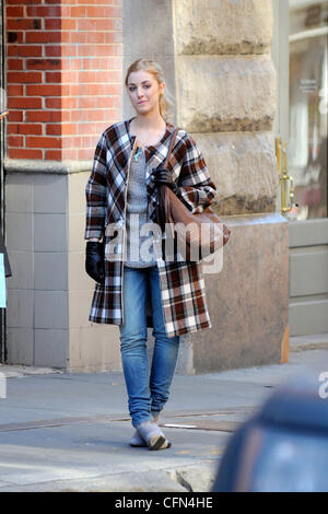 Ella Rae Peck on the 'Gossip Girl' film set on location in Manhattan. New York City, USA - 31.01.12 Stock Photo