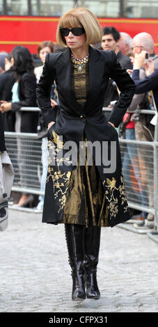 Anna Wintour London Fashion Week - Alexander McQueen memorial service held  at St Paul's Cathedral - Arrivals London, England Stock Photo - Alamy