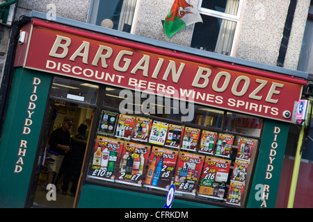 Bargain Booze wine, beer and spirits off licence shop in Porthmadog, North Wales Stock Photo