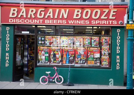 Bargain Booze wine, beer and spirits off licence shop in Porthmadog, North Wales Stock Photo