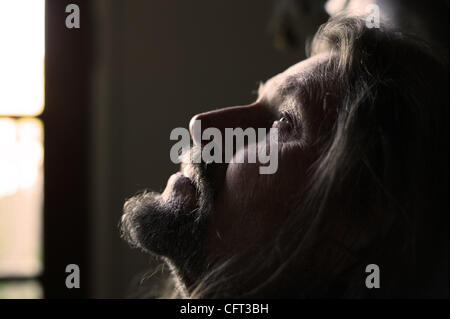 American actor BRUCE GLOVER, father of actor CRISPIN GLOVER at his home studio in Los Angeles December 1 2006. Glover's career has spanned 5 decades and includes standout roles in 'Diamonds are Forever' (as James Bond villain Mr. Wint),  'Chinatown', and 'Walking Tall', as well as over 200 televisio Stock Photo